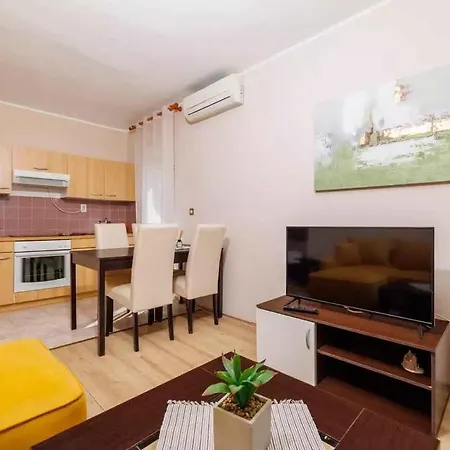In 39257 Apartment *
